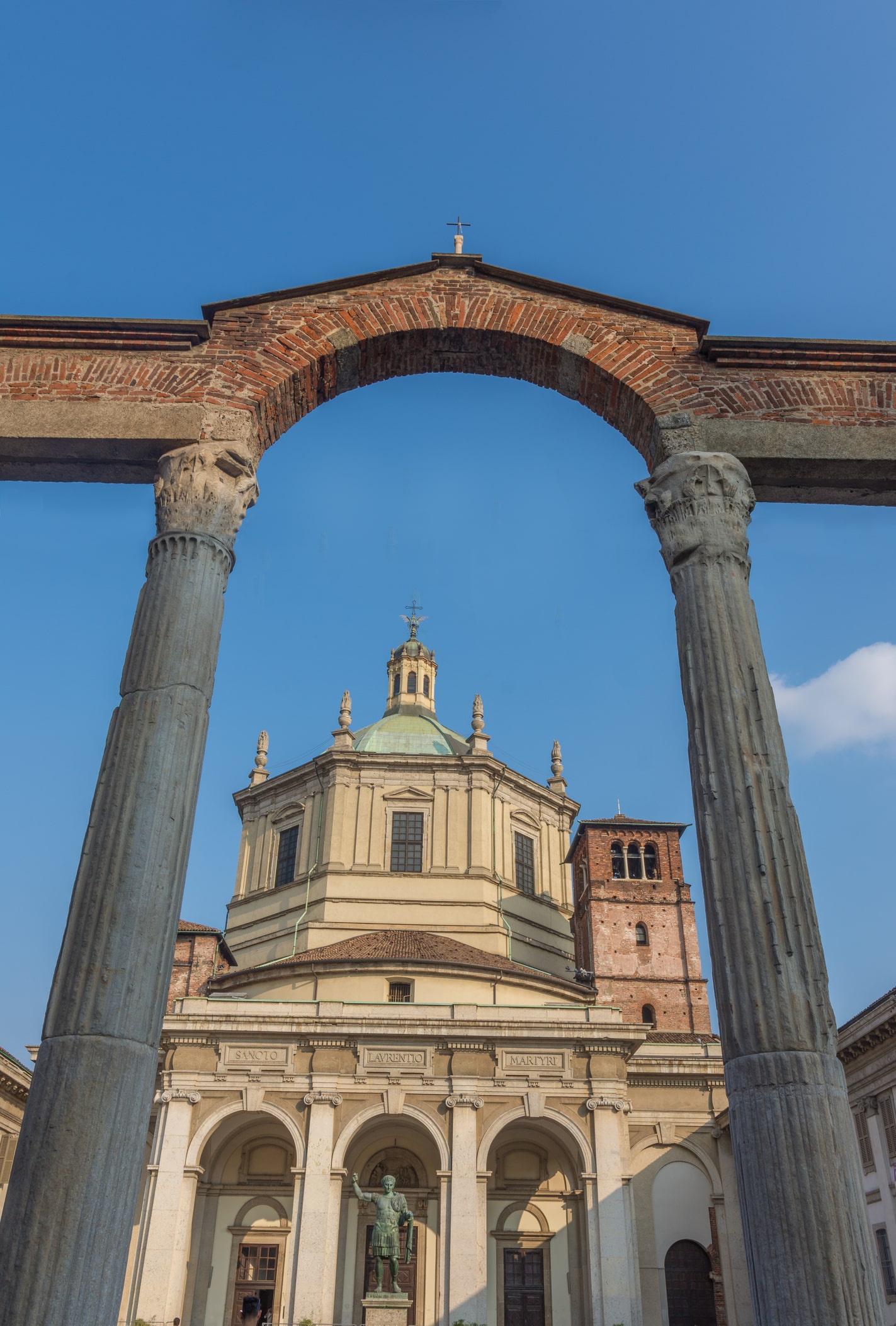 Colonne di San Lorenzo facing Basilica San Lorenzo Maggiore
